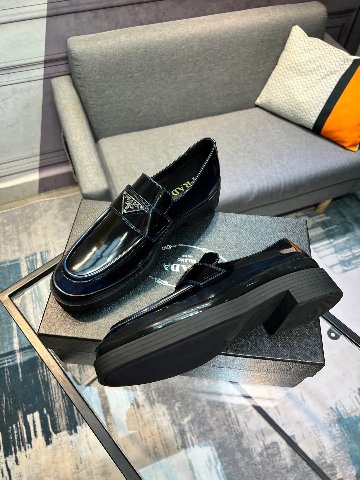 Men's clothing and shoes 💰860 Prada/Prada's new glossy leather loafers are made of open-edge beaded uppers imported from Italy, slip-on loafers style, large piece splicing design, durable and non-deforming, heavy-duty construction, exquisite mark stitching, same material ribbon decoration, blending classic and modern styles, lining with dyed calfskin, standard PRADA logo cowhide feet, original ultra-light matte texture and embossed leather outsole, light and not tired, excellent shock absorption effect, full foot comfort! Size: 39-44 (customized at 38.45)